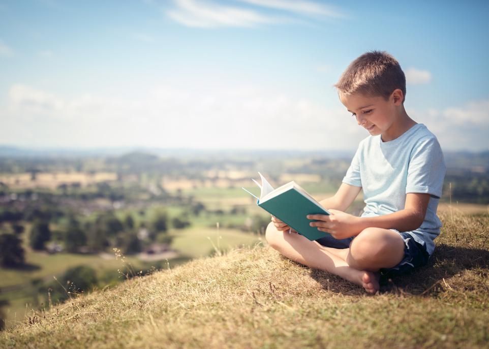 La fiction a le pouvoir d'interpeller les enfants. Elle peut leur faire vivre des émotions. Les personnages à qui l'enfant s'identifie lui permettent d'apprendre beaucoup sur lui-même, sur les autres et sur le monde, notamment sur la nature et la nécessité de la protéger.