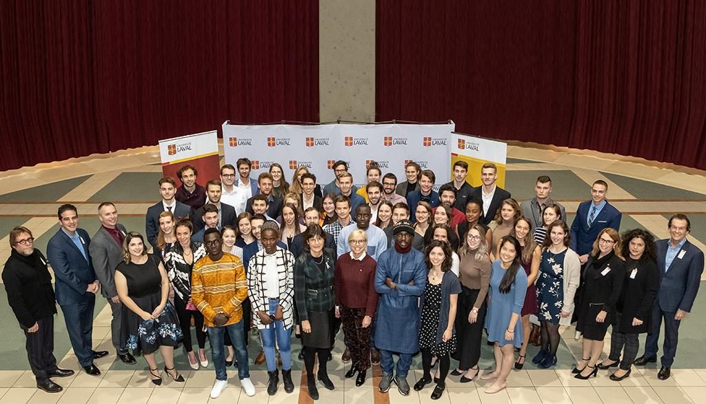 <p>La cohorte 2019-2020 des boursiers leadership et développement durable avec des représentants de l’Université Laval. Cette année, ces étudiantes et étudiants ayant entrepris un programme régulier de 1er, 2e ou 3e cycle se sont partagé un montant total de 634 000$ versé par six donateurs.</p>