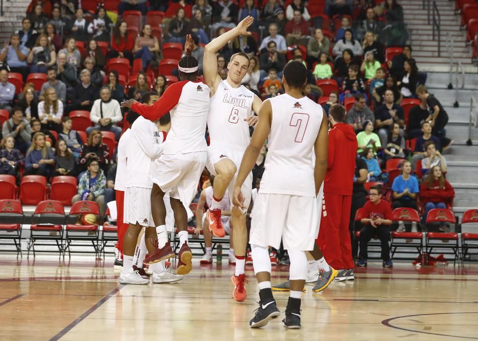 À mi-saison, l'équipe masculine de basketball Rouge et Or, menée notamment par Alexandre Leclerc, trône au sommet du classement du RSEQ.