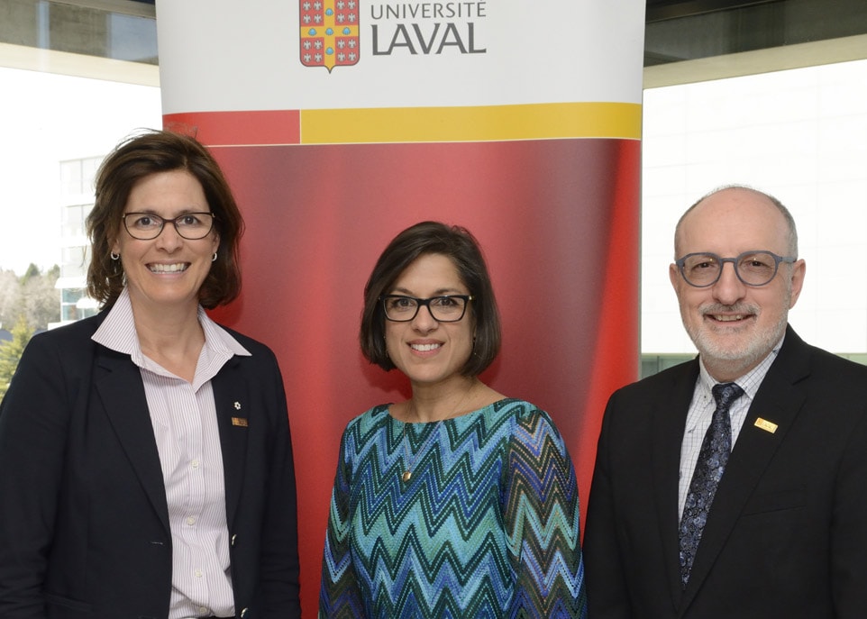 La nouvelle directrice scientifique du FRQNT, Janice L. Bailey, entourée de la rectrice Sophie D'Amours et de Michel J. Tremblay, vice-recteur adjoint à la recherche, à la création et à l'innovation.