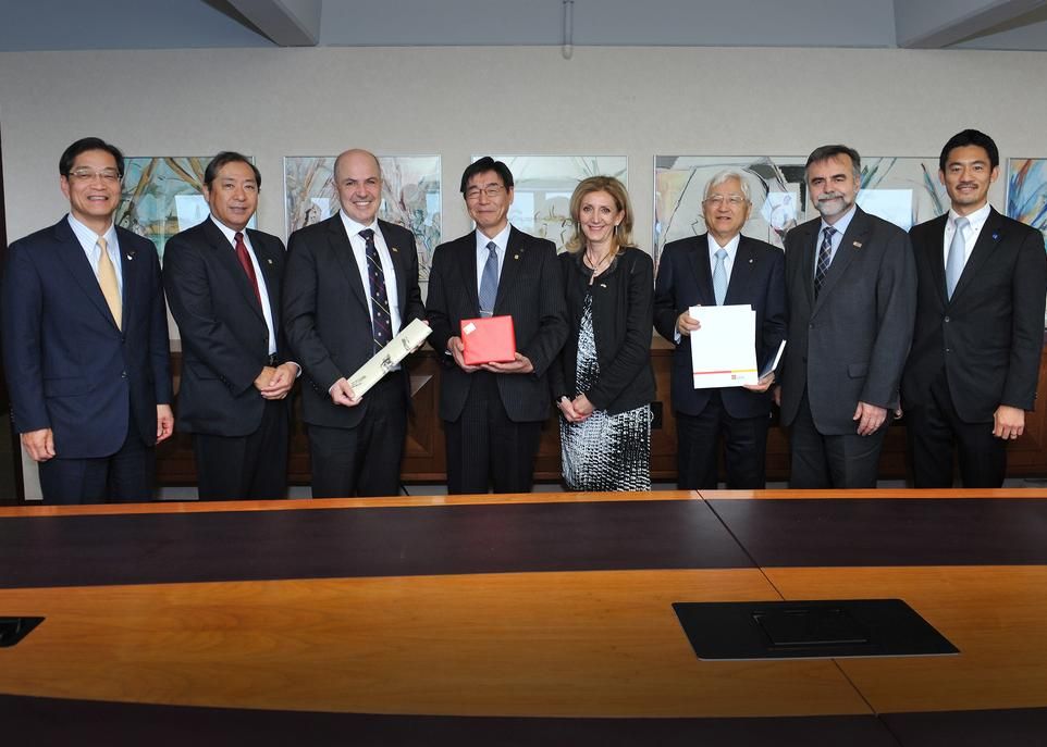 Le vice-gouverneur de la préfecture de Kyoto, Shuichi Yamauchi (4e à partir de la gauche) et les autres membres de la délégation ont rencontré différentes personnalités, dont Éric Bauce, vice-recteur exécutif et au développement (à sa droite), Claire Deronzier, déléguée générale du Québec à Tokyo, et Richard Poulin, directeur du Bureau international (2e à partir de la droite).