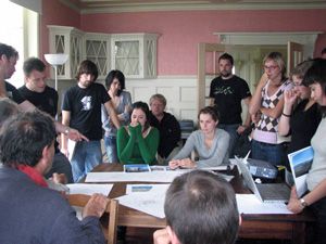 Sur les 16 participants à la classe de maître interdisciplinaire en design contextuel, donnée par Ruedi Baur et Giulio Vinaccia, plus de la moitié étaient des architectes ou des étudiants à la maîtrise en architecture