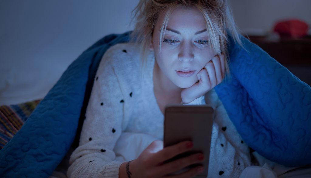 <p>L'intervention contre l'insomnie conçue par Charles Morin encourage notamment les jeunes à ne pas utiliser d'écrans en fin de soirée. La lumière bleue qu'ils émettent perturbe le cycle naturel du sommeil.</p>