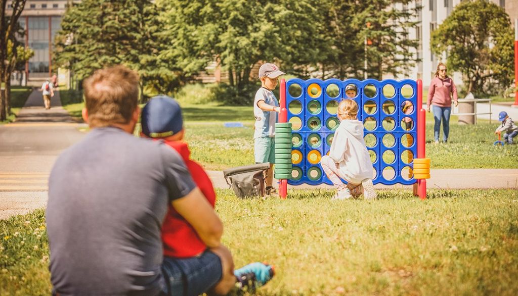 <p>Antoine Groulx en compagnie de ses deux garçons, Hubert, 6 ans, et Jules, 3 ans.</p>