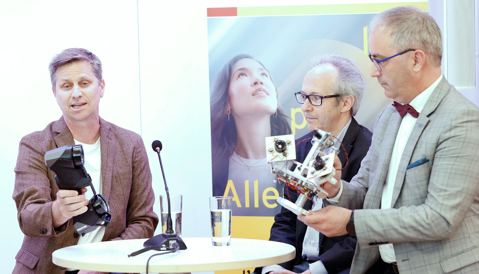 <p>Marco St-Pierre, vice-président innovation et technologies chez Creaform, Clément Gosselin, professeur à la Faculté des sciences et de génie, et Luc Sirois, innovateur en chef du Québec</p>