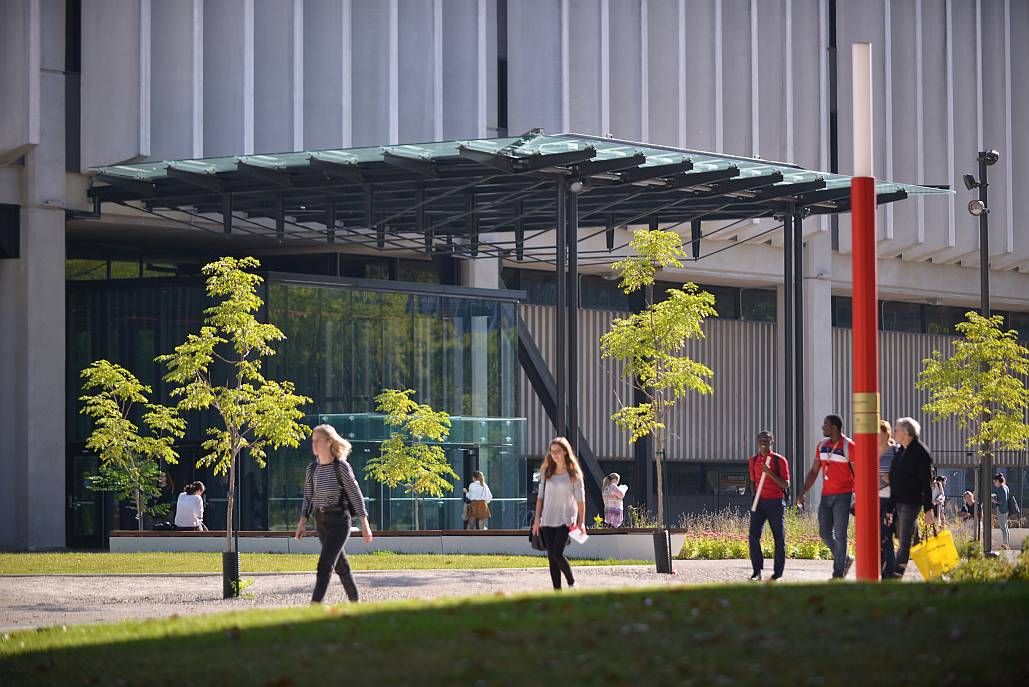 Plusieurs initiatives de la planification stratégique de l'Université seront prises en compte par le budget 2019-2020, notamment le réinvestissement dans les facultés, le soutien aux chaires Sentinelle Nord et la promotion du recrutement international. D'autres initiatives stratégiques consistent en l'embauche de nouveaux professeurs et au déploiement du plan numérique.