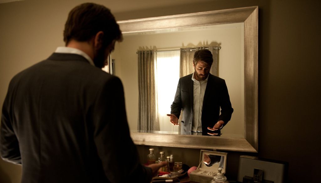 Dans <i>Enemy</i> de Denis Villeneuve, les lignes dans les décors évoquent parfois une toile d'araignée.