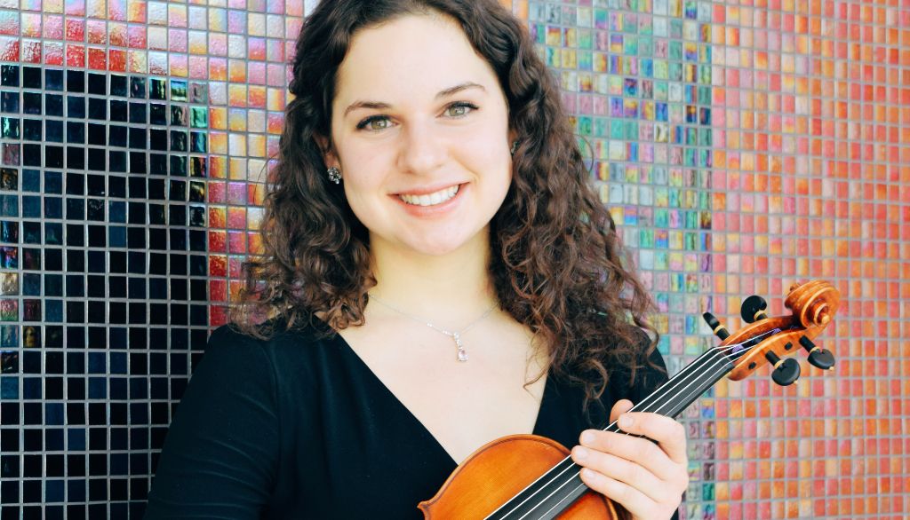 <p>Aurélie Thériault Brillon, diplômée du doctorat en musicologie – recherche et création, est notamment chercheuse, violoniste et triathlète. Elle est attirée par la gestion dans le domaine culturel.</p>