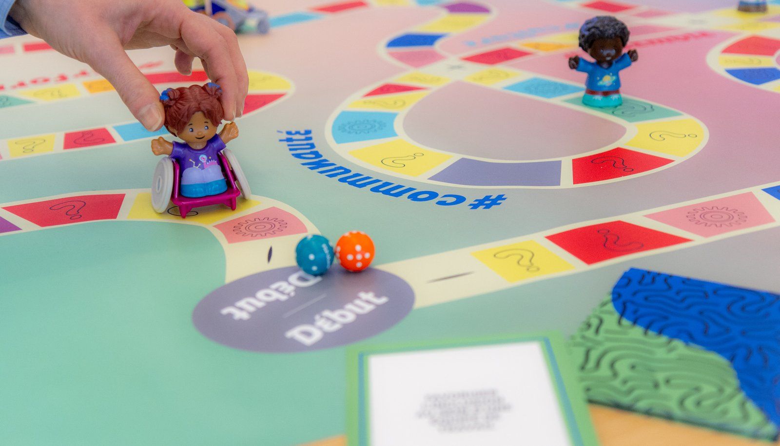 Le jeu Diver'Cité est basé sur 14 figurines représentant des personnes issues de la diversité. Ici, une personne en situation de handicap et une personne issue d'une minorité visible.