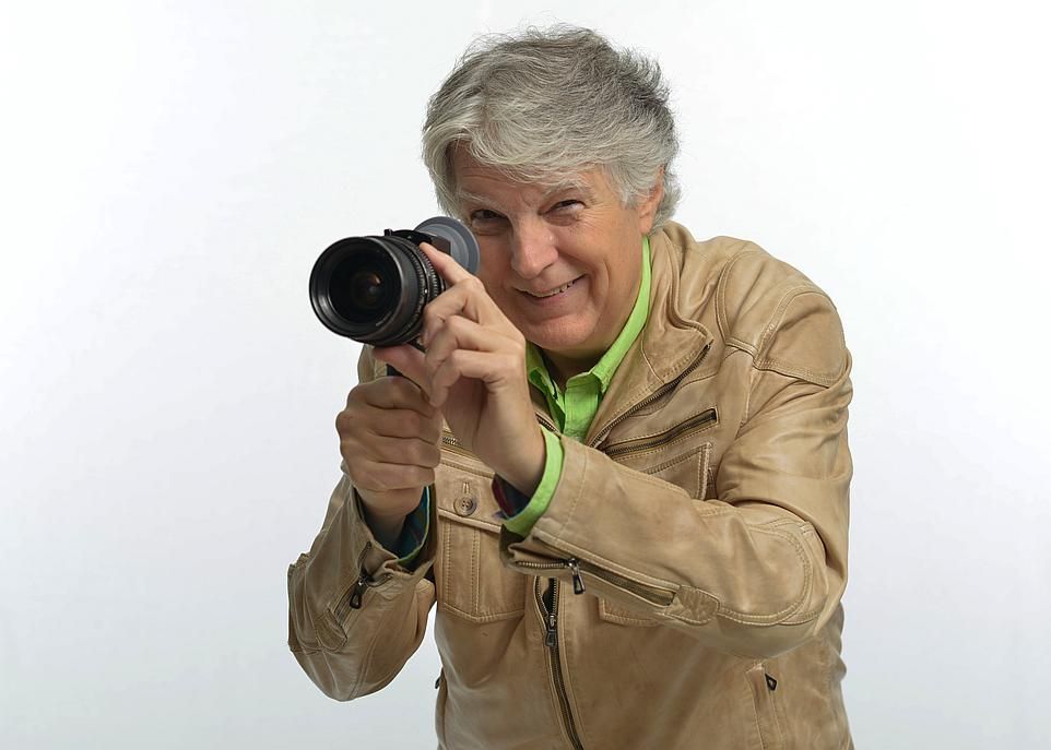 <p>On doit à Denis Boivin plusieurs films qui ont fait le tour du monde. Il est aussi reconnu comme un pionnier des émissions pour enfants en langue autochtone. Son engagement dans le domaine artistique lui a valu d'être honoré, l'an dernier, par le Programme de bourses de leadership et développement durable de l'Université.</p>