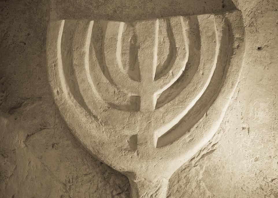 Le chandelier à sept branches des Hébreux est l'un des plus vieux symboles associés au culte juif du Temple de Jérusalem. Cette représentation a été retrouvée dans la nécropole de Beit Shearim, en Israël.