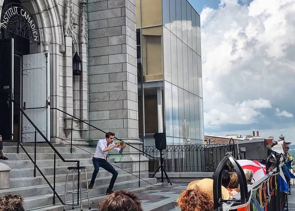 Le conteur Maxime Plamondon en performance sur le parvis de la Maison de la littérature, dans le Vieux-Québec.