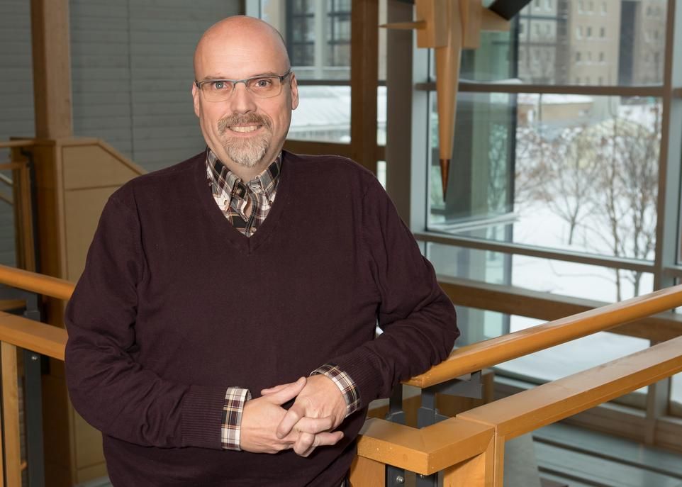 Pierre Blanchet, professeur et titulaire de la Chaire industrielle de recherche du CRSNG sur la construction écoresponsable en bois.