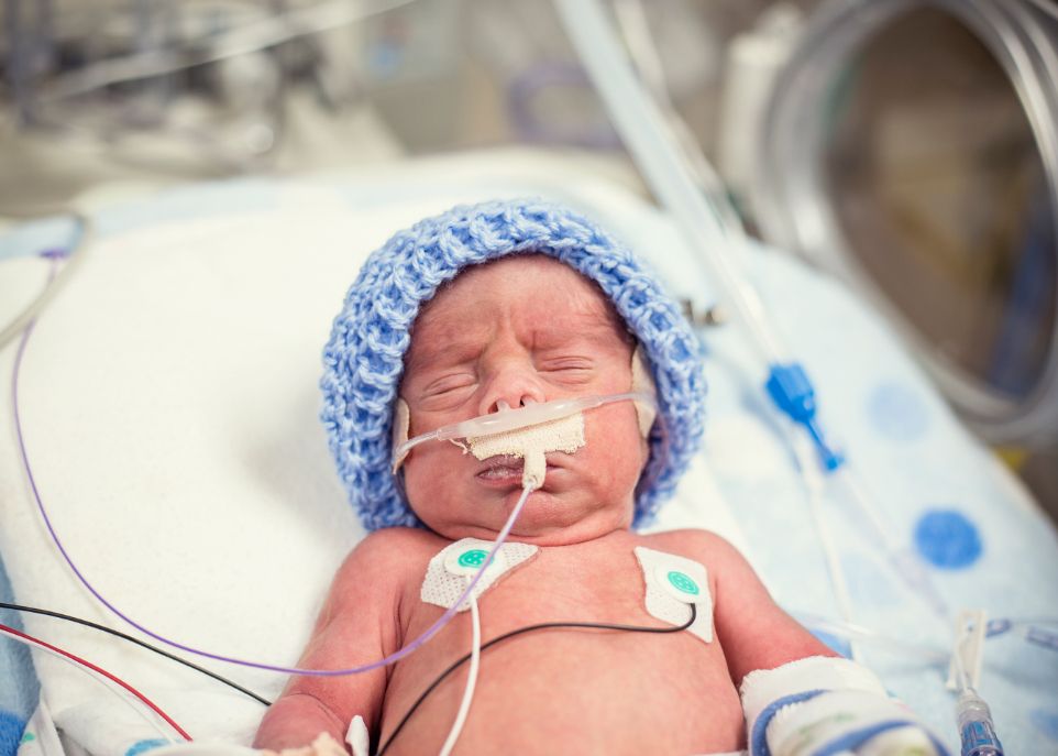 <p>L'apnée du prématuré se manifeste par des arrêts respiratoires répétitifs et un pouls sous la normale. La sous-oxygénation du sang qui en résulte peut être néfaste pour les tissus en développement et engendrer des rétinopathies sévères et des troubles neurocognitifs. Le traitement consiste à régulariser la respiration du prématuré à l'aide de caféine.</p>