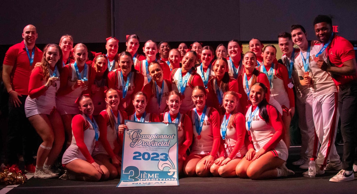 L'équipe de cheerleading Rouge et Or de l'université Laval.