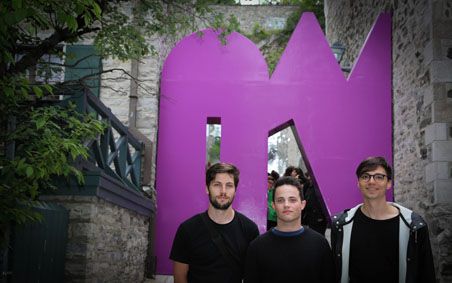 Francis Fontaine, Luca Fortin et Pascal Labelle sont les auteurs de l'oeuvre Petite vie, que l'on peut voir sur la rue du Porche, dans le quartier Petit Champlain.