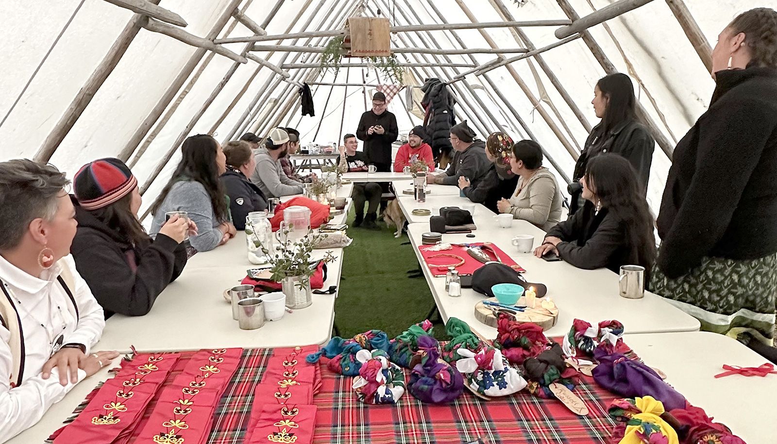 <p>Fin août, sur un site ancestral autochtone situé à 250 kilomètres au nord-est de Schefferville, 18 hommes et femmes issus des premiers peuples, la plupart des étudiantes et des étudiants innus, ont reçu leur certification de l’Université Laval après avoir suivi la nouvelle formation de gardien.nes de territoire. Pour l’occasion, on leur a remis une écharpe de graduation ainsi qu’un médaillon de l’Université Laval.</p>