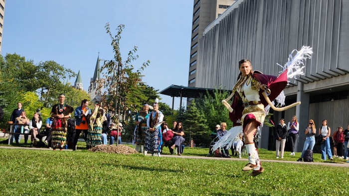 <p>Sarah Cleary a effectué la danse du châle avant d'expliquer la philosophie, la spiritualité et les valeurs derrière les danses. La sienne s'apparente au vol d'un papillon qui se promène de par le monde pour atténuer son deuil.</p>