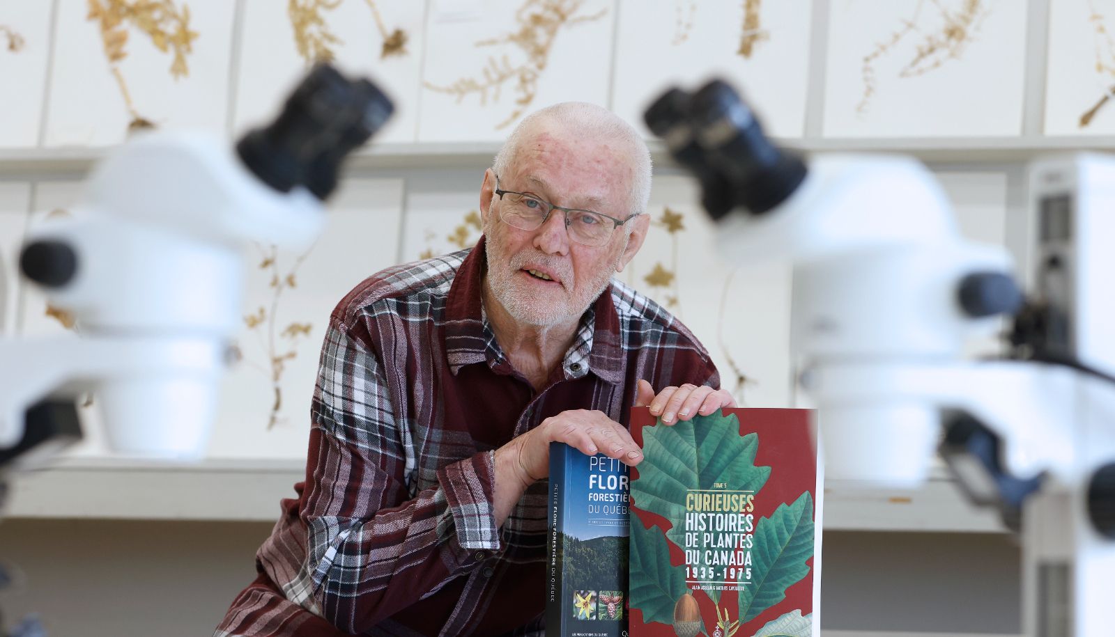 Le responsable de travaux pratiques et de recherche Gilles Ayotte est un pilier de la Faculté des sciences de l'agriculture et de l'alimentation. Depuis 1975, il cueille les plantes vasculaires et les bryophytes qui seront observées et disséquées par les étudiantes et étudiants et appuie l'enseignement dans les laboratoires de botanique.