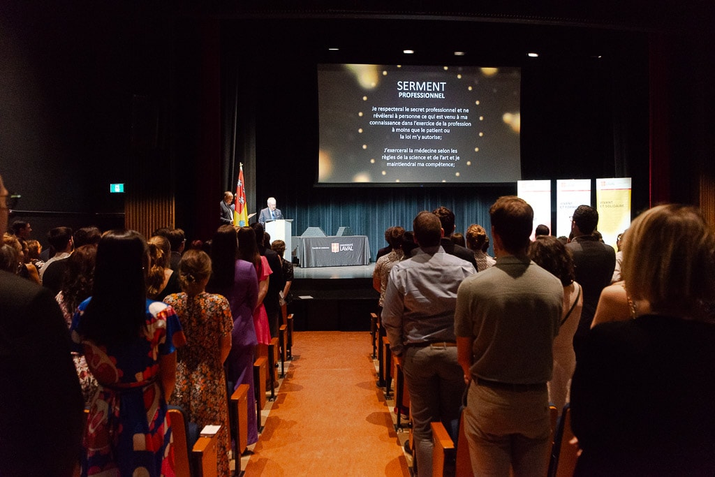 Lors de la cérémonie, les nouvelles et nouveaux médecins ont prononcé le serment professionnel du Collège des médecins du Québec.