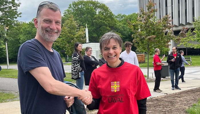 <p>Le doyen Guy Jobin, de la Faculté de théologie et de sciences religieuses, félicite la doyenne de la Faculté de médecine dentaire, Cathia Bergeron, pour la victoire remportée par l’une des équipes de sa faculté.</p>