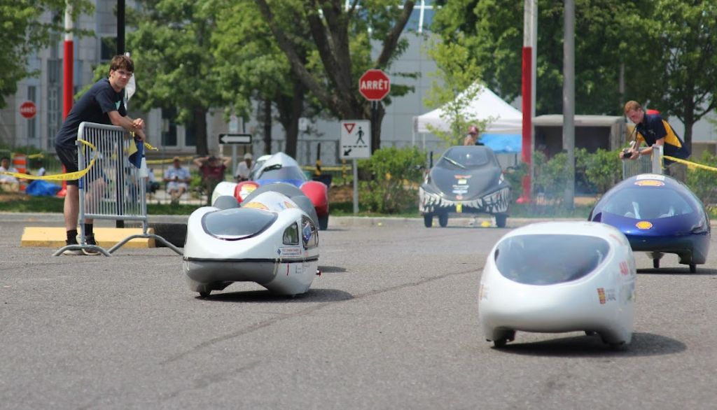 <p>Alérion Supermileage, en avant à droite, au lancement de l'épreuve d'endurance</p>