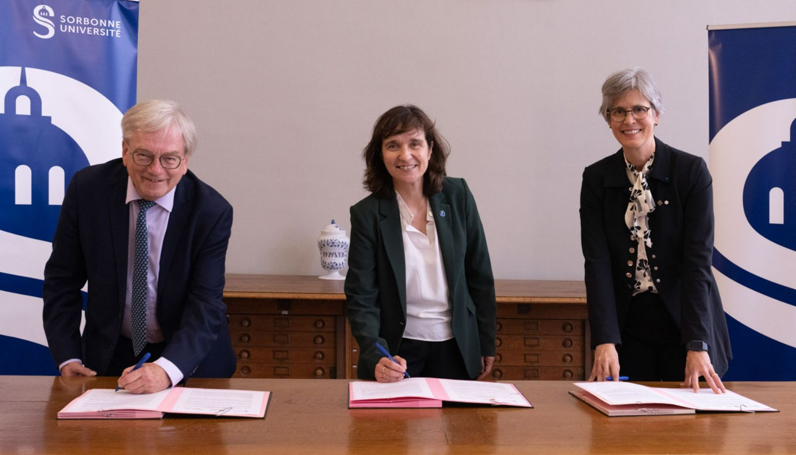 Le scientifique en chef du Québec, Rémi Quirion, la présidente de Sorbonne Université, Nathalie Drach-Temam, et la rectrice de l'Université Laval, Sophie D’Amours