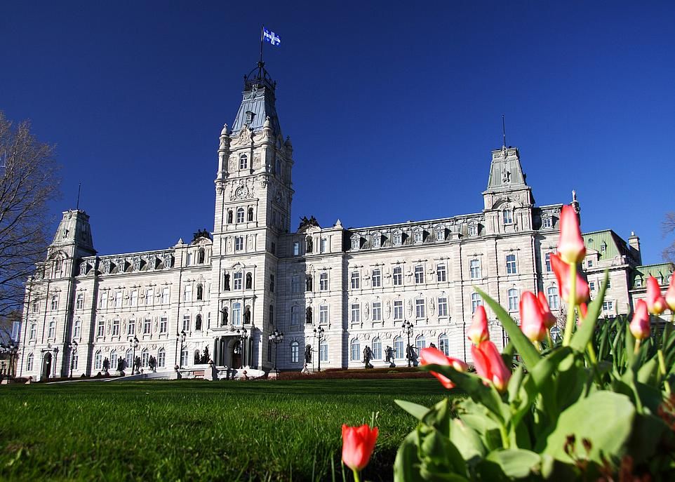 L'Assemblée nationale du Québec entretient des relations bilatérales avec d'autres parlements, de même que des relations multilatérales en raison de sa participation à différentes organisations interparlementaires.