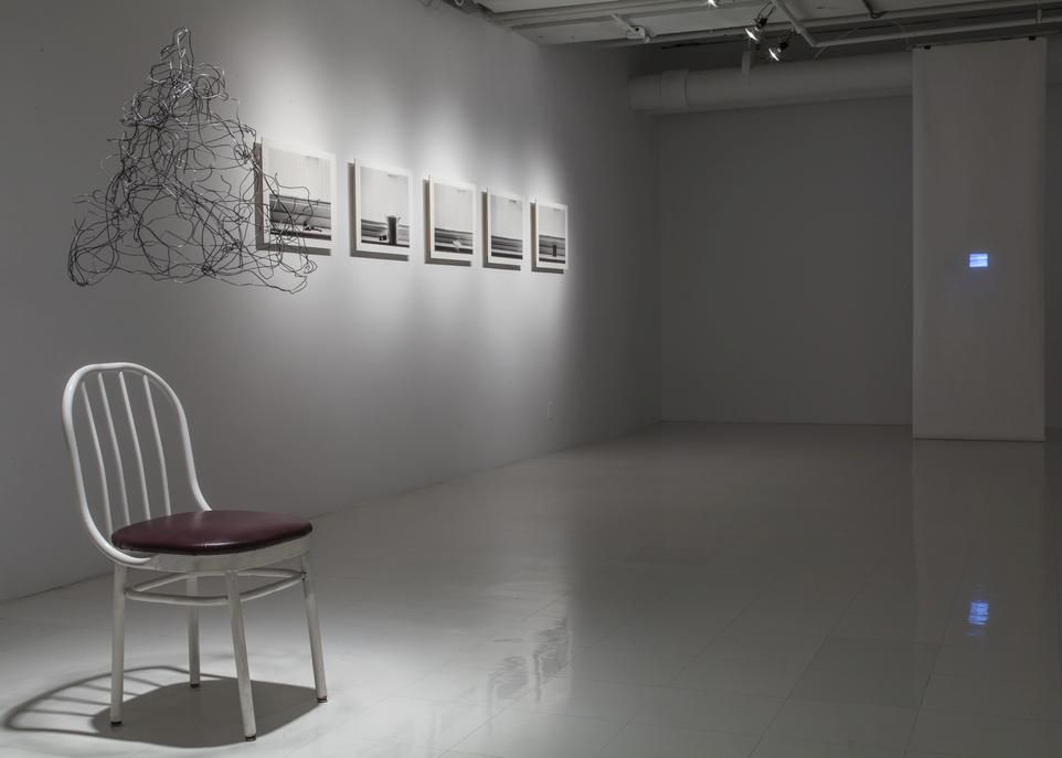 Pour la plupart des artistes présentés, cette exposition est une première expérience de diffusion. Leurs oeuvres relèvent de diverses disciplines: installation, sculpture, dessin, photographie et vidéo.