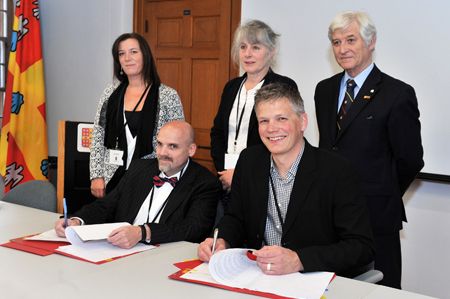 Étaient présents au moment de la signature du protocole d'entente : Pierre Blanchet, de l'Université Laval et Todd Beyreuther, de l'Université de l'État de Washington (à l'avant), Maureen Trebilcock, de l'Université de Bio-Bio, Christine Delisee, de l'Université de Bordeaux et Edwin Bourget, de l'Université Laval (à l'arrière).