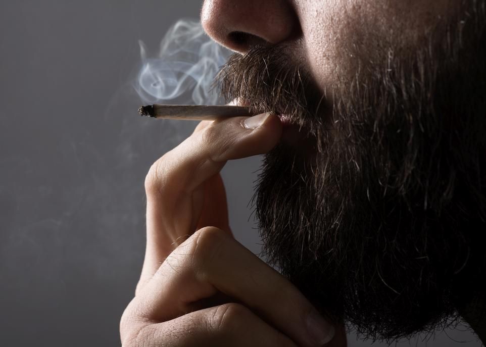 <p>La fumée de cannabis cause certaines lésions pulmonaires ainsi qu'une désorganisation tissulaire qu'on n'observe pas chez les personnes qui fument uniquement du tabac.</p>