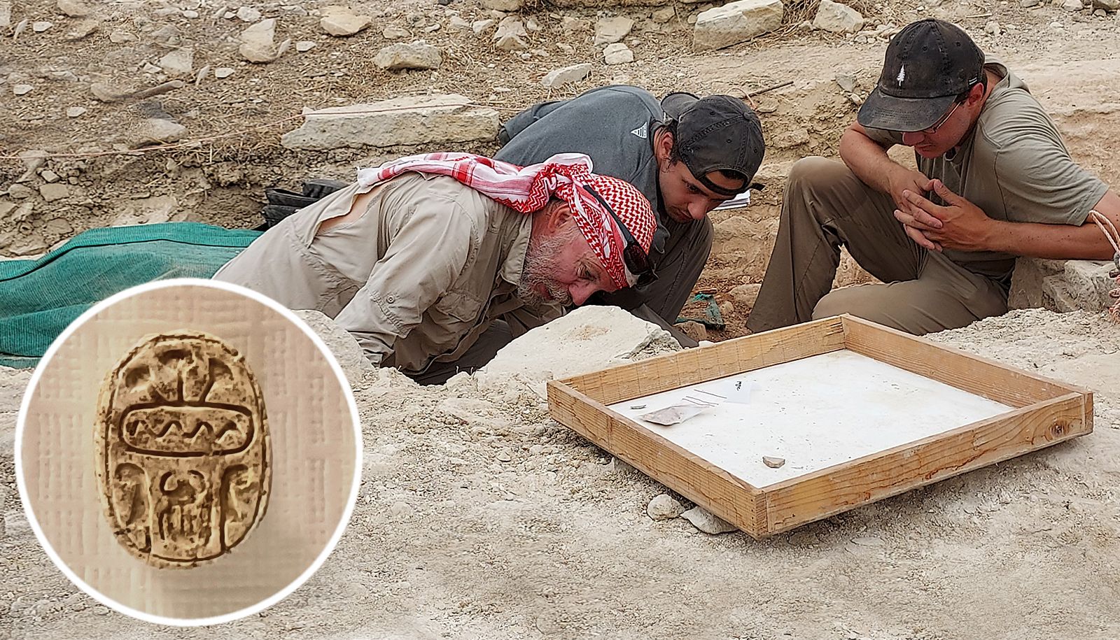 <p>À Chypre, le professeur Thierry Petit examine une coupe stratigraphique en compagnie des étudiants Étienne Arsenault et Anaël Lessard. En médaillon, un scarabée-sceau égyptien en faïence découvert cet été dans les couches archaïques du palais d'Amathonte.</p>