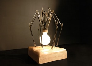 Le Parapluie de Charlesbourg, une ?uvre d'Isabelle Jacques et d'Olivier Jacques, comprend une ampoule, une base en contreplaqué et l'armature d'un parapluie.