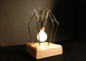 <p>Le Parapluie de Charlesbourg, une ?uvre d'Isabelle Jacques et d'Olivier Jacques, comprend une ampoule, une base en contreplaqué et l'armature d'un parapluie.</p>