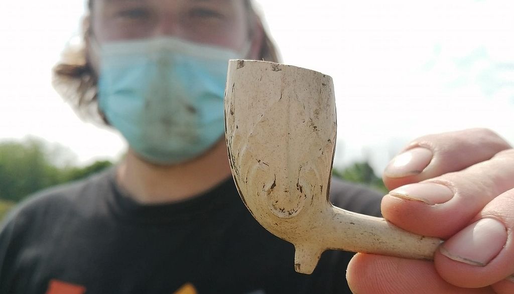 Une pipe en terre cuite argileuse blanche à motif végétal, datée du 19e siècle, a été retrouvée sur le site de la ferme de Cadet, en périphérie de Québec.