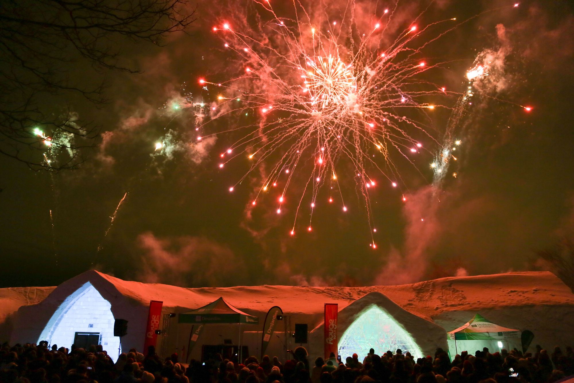 <p>Environ 1000 personnes s'étaient déplacées pour la soirée inaugurale. Elles ont pu découvrir le hall d'entrée, le bar de glace, la chapelle, l'espace spas, la glissade intérieure et les nombreuses chambres et suites thématiques.</p>