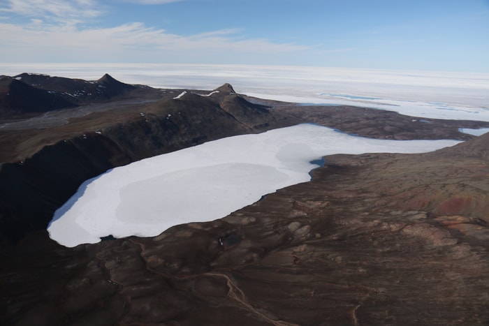 <p>Le lac A, situé dans le Haut-Arctique canadien, est isolé du monde depuis des millénaires.</p>