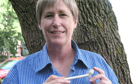 Françoise Duguay tient une pipe fabriquée aux Pays-Bas dans les années 1650. «Elle est très petite comparée aux pipes actuelles, car le coût du tabac était élevé au 17e siècle», signale l'étudiante-chercheuse. À l'origine, le tuyau était deux fois plus long.