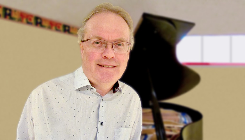 Le
nouvel album de Marc-André Pépin s’intitule Arômes
de jazz – suite symphonique. Il a été enregistré avec le Budapest Scoring
Orchestra. Ses six précédents opus étaient, pour l’essentiel, des albums pour
piano, tandis que celui-ci a été composé entièrement pour un orchestre
symphonique sans l’utilisation du piano, ou presque. Cette suite orchestrale
comprend neuf pièces aux titres évocateurs comme Quand le chant n’est pas là, Farniente
et Carrousel.