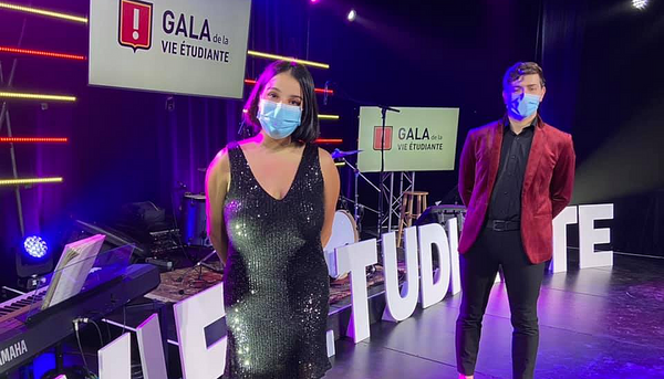 <p>Eugenie-Laurence Fafard Drareni et Jeremy Michel Roy, étudiants à la Faculté de droit, ont animé la soirée.</p>