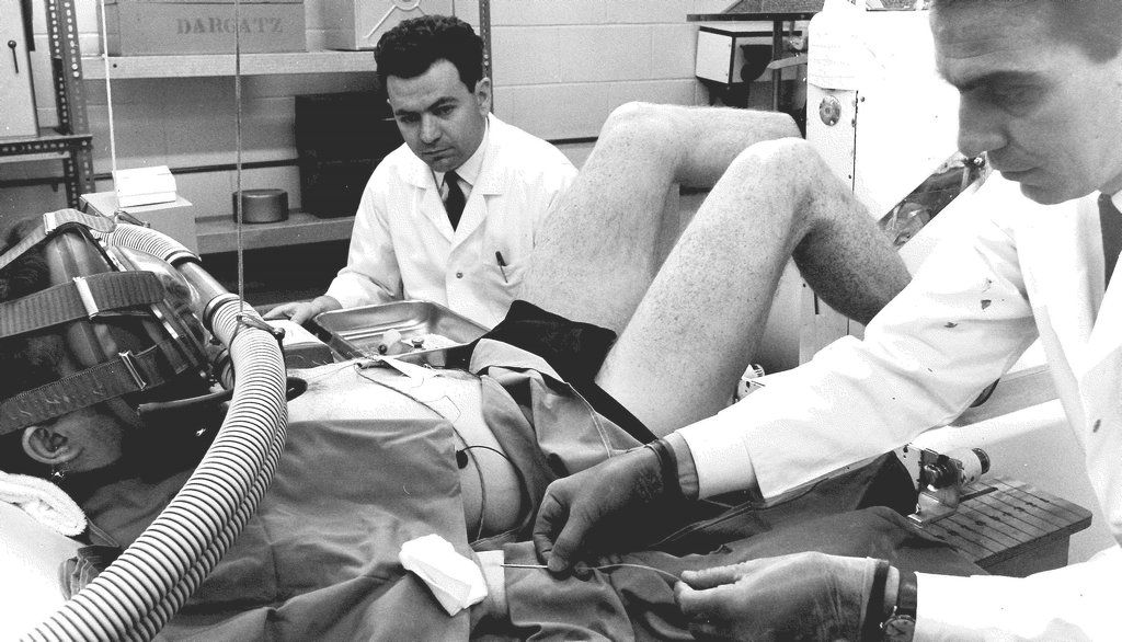Le professeur Claude Bouchard, à gauche, au travail au Laboratoire des sciences de l’activité physique situé au PEPS.