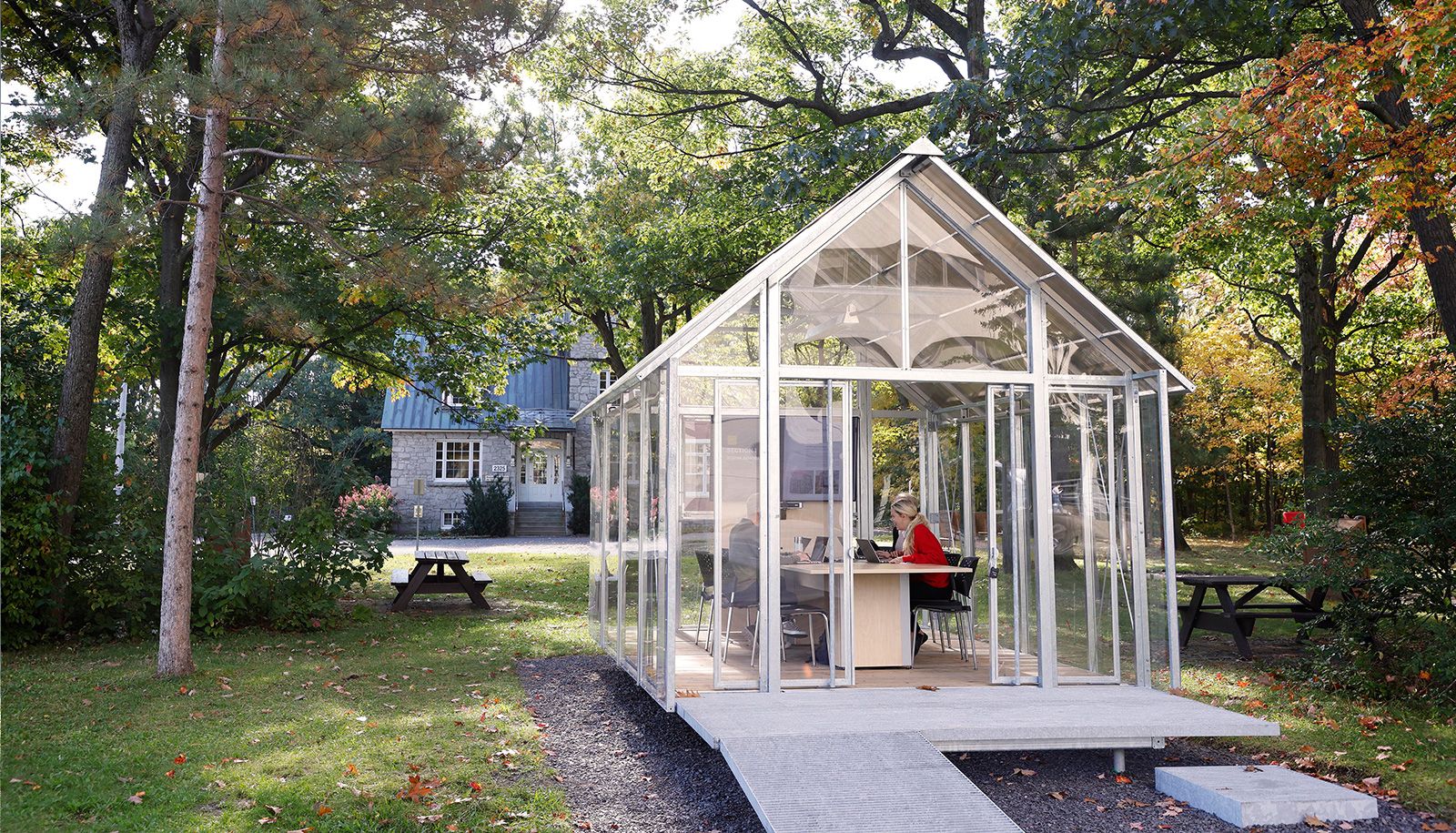 La Cabane – Boisé Roberge utilise l’acier galvanisé pour sa structure et le plexiglas pour ses murs. Sa superficie est de 16 mètres carrés.