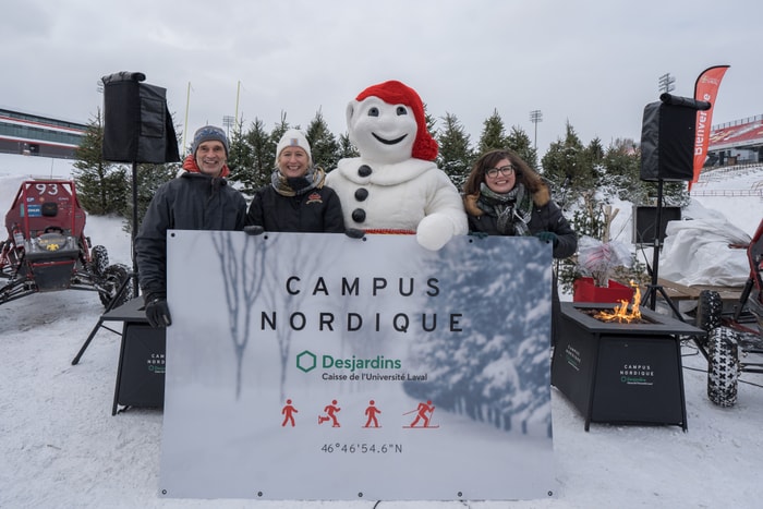 <p>Le vice-recteur exécutif et vice-recteur aux ressources humaines et aux finances, André Darveau, la directrice du Service des activités sportives, Julie Dionne, Bonhomme Carnaval et la présidente de la caisse Desjardins de l’Université Laval, Marie-Ève Myrand, lors de l'annonce publique de l'ouverture du Campus nordique.</p>