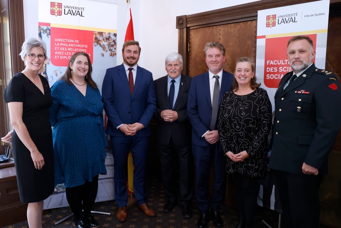 En marge de l'activité de reconnaissance au Cercle de la Garnison. De gauche à droite: la rectrice Sophie D’Amours, la journaliste Laura-Julie Perreault, le professeur Alexandre Pelletier, le lieutenant-général Roméo Dallaire, le chercheur Kyle Matthews, l’avocate Karine Ruel et le lieutenant-colonel Carl Chevalier.