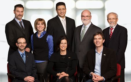 <p>Jonathan Gaudreault, Sophie D'Amours et Luc LeBel posent devant Jean-Marc Frayret (École polytechnique de Montréal), Nadia Lehoux, Mustapha Nourelfath, Robert Beauregard et Daoud Aït-Kadi. L'équipe de FORAC comprend aussi Diane Poulin, Alain Martel et Mikael Rönnqvist. </p>