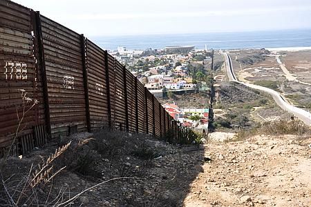 Une clôture sépare la ville mexicaine densément peuplée de Tijuana (à gauche) des États-Unis.
