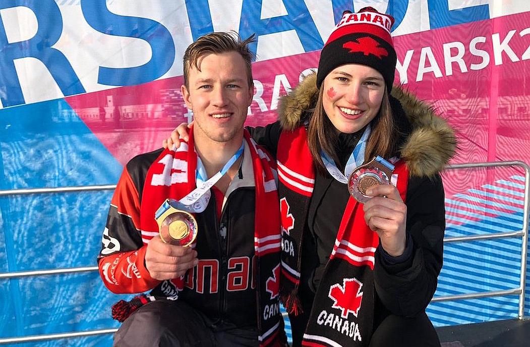 Le 3 mars, lors de la première journée officielle de compétition, Audrey McManiman, de l'Université Laval, a remporté la médaille de bronze en snowboard cross féminin. On la voit ici avec le médaillé d'or canadien en snowboard cross masculin, Will Malisch.
