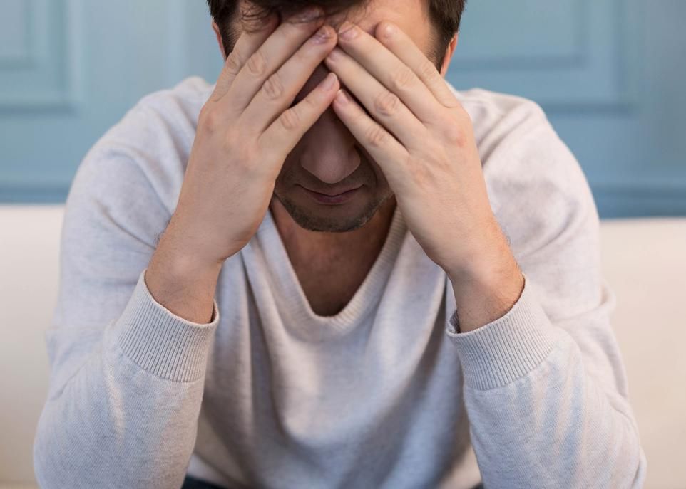 <p>La dépression qui suit un TCC résulterait de la combinaison des dommages physiques causés au cerveau et des réactions psychologiques des personnes devant la diminution de leurs capacités physiques et cognitives.</p>