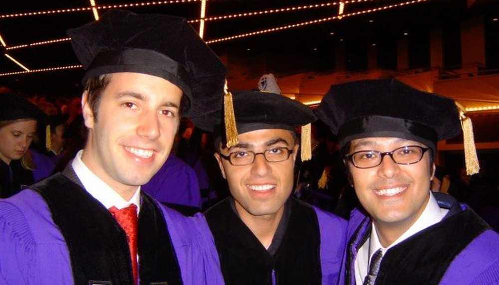<p>Titulaire d'une maîtrise en droit fiscal international de la New York University School of Law, en 2007, Khashayar Haghgouyan pose ici fièrement, au centre, en compagnie de deux collègues lors du bal des finissants.</p>
