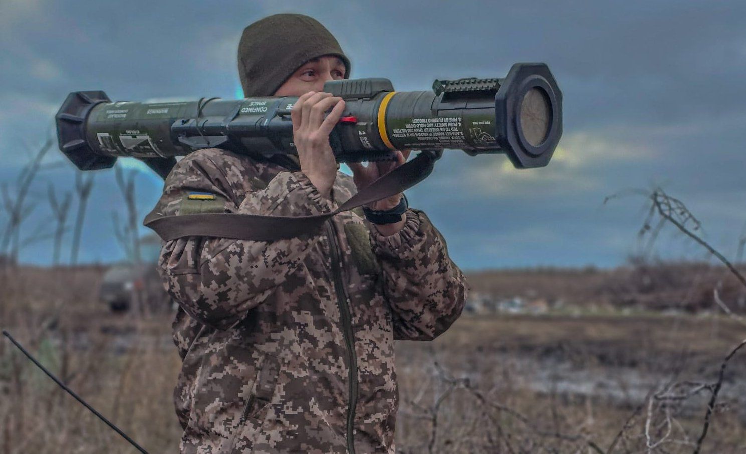 Lip, un Ukrainien installé à Montréal, est retourné en Ukraine en 2024 pour combattre. Il tient dans les mains un lance-roquette AT4.